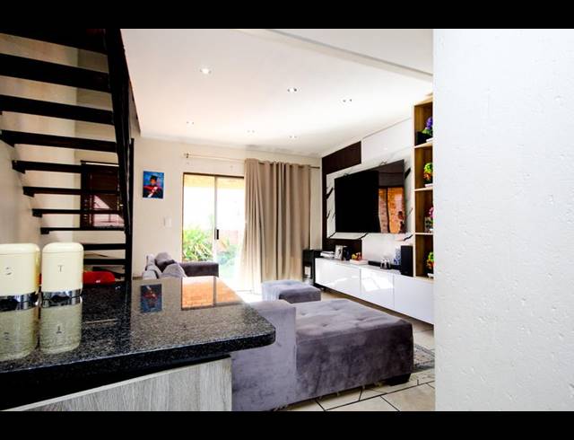4 BEDROOM TOWNHOUSE FOR SALE IN ROOIHUISKRAAL NORTH